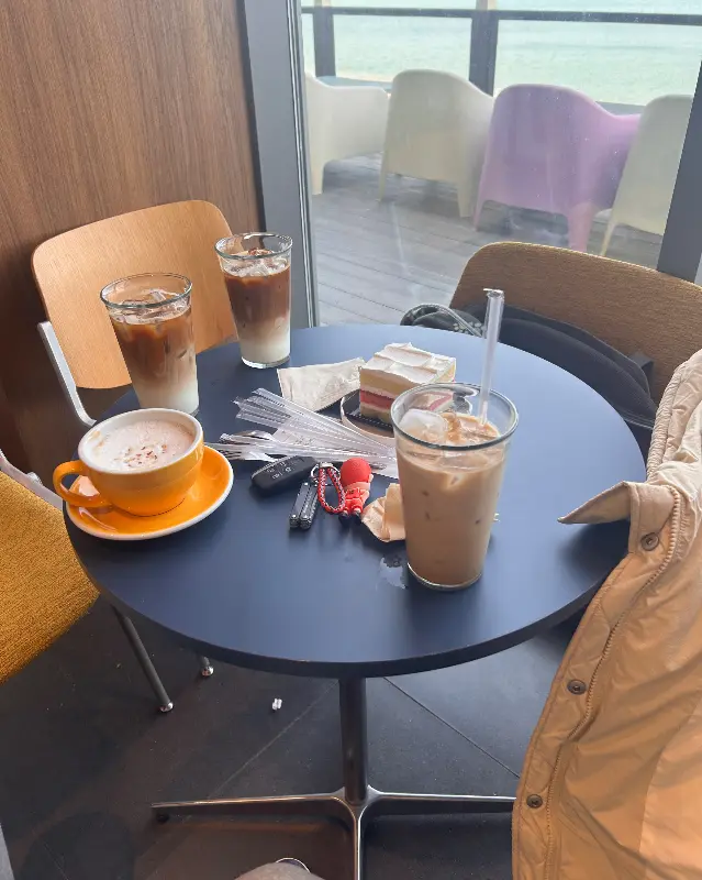 테이블 위에 놓인 커피와 케이크