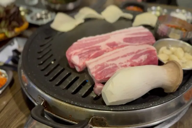 두툼한 생삼겹살