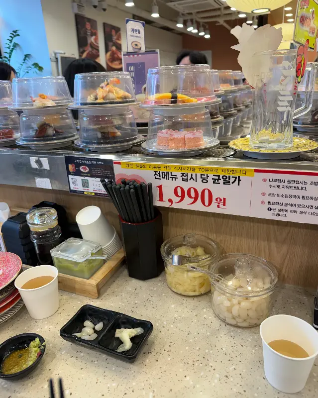 스시와 함께 곁들이기 좋은 락교, 생강, 간장 등