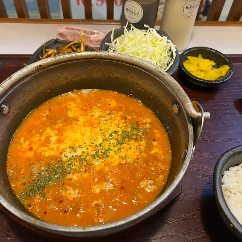 보글보글 끓는 김치 나베