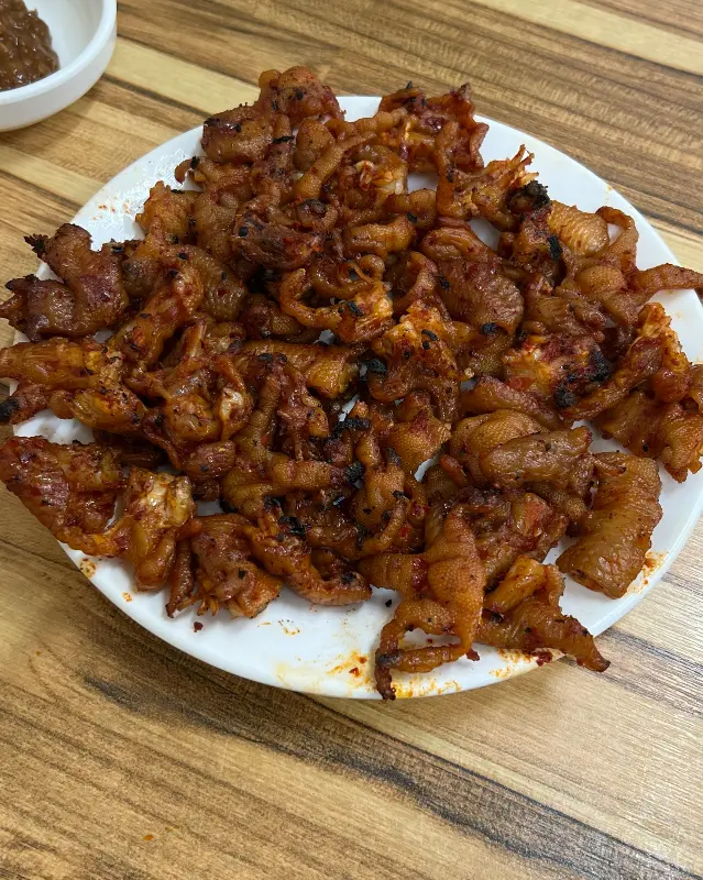 윤기 좔좔 닭발