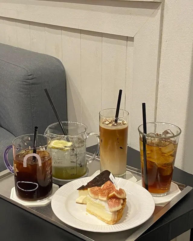 다양한 음료와 디저트가 놓인 테이블