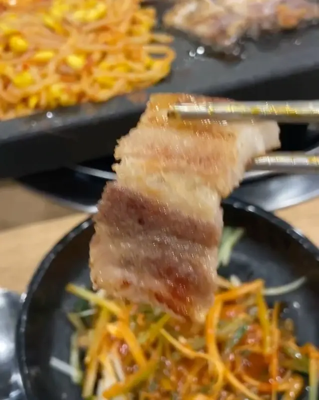 잘 구워진 삼겹살 한 점