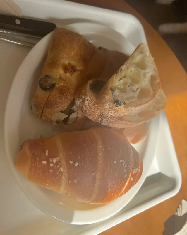 소금빵과 올리브 치아바타