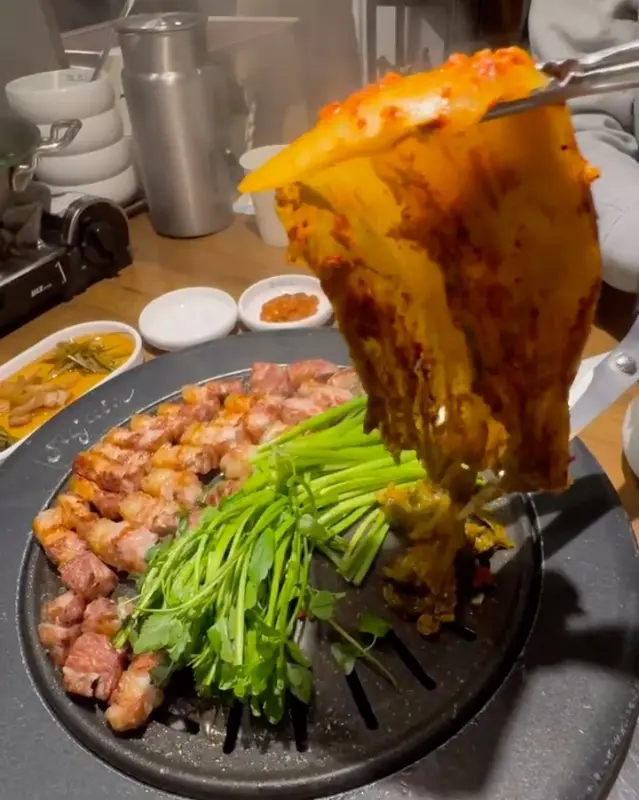 윤기가 흐르는 푸주인의 삼겹살과 묵은지