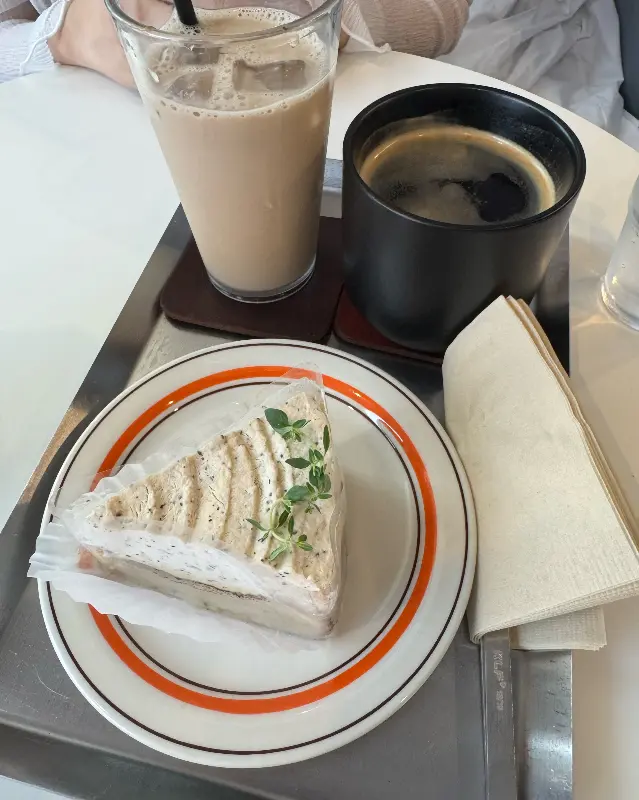 카페 라떼와 케이크