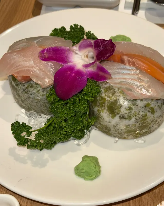 신선한 재료가 돋보이는 음식