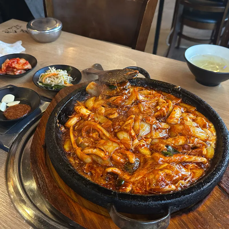 푸짐한 돌판오제 한 상 차림