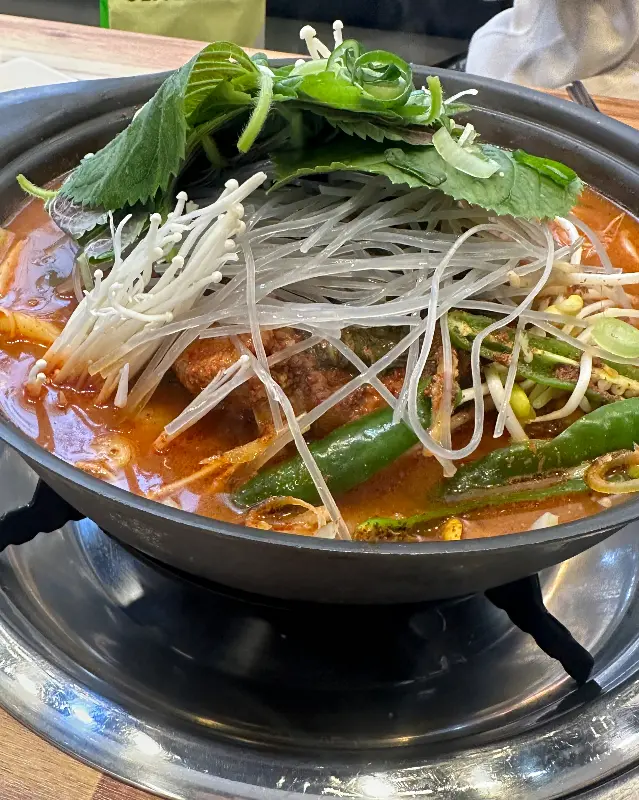 푸짐한 전골 한 상