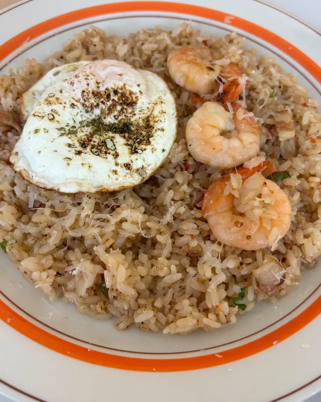 새우와 계란이 올려진 필라프