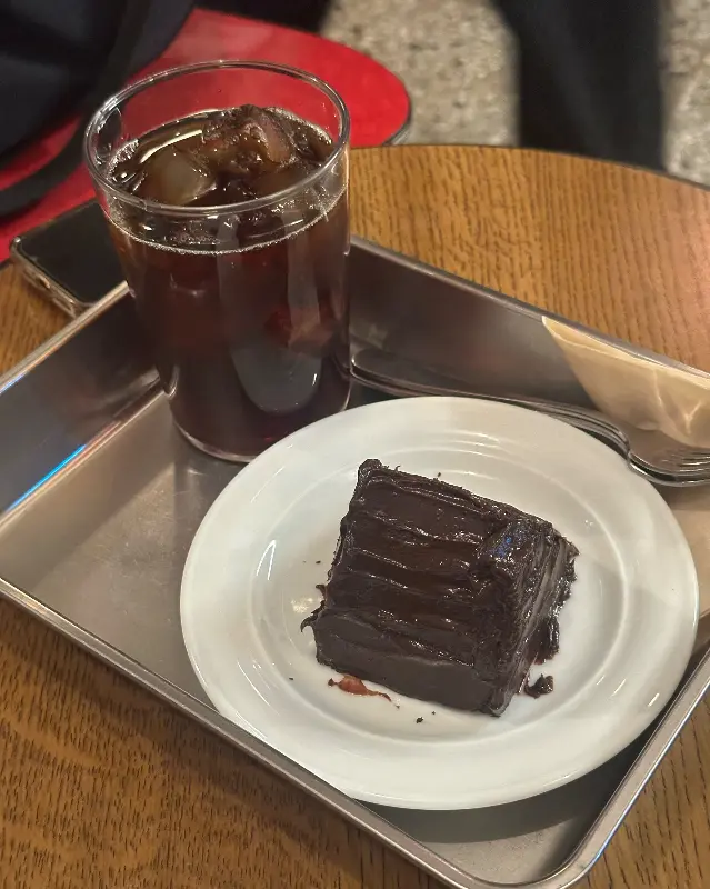 초콜릿 케이크와 커피. 진한 초콜릿 향이 매력적인 케이크와 향긋한 커피의 만남.