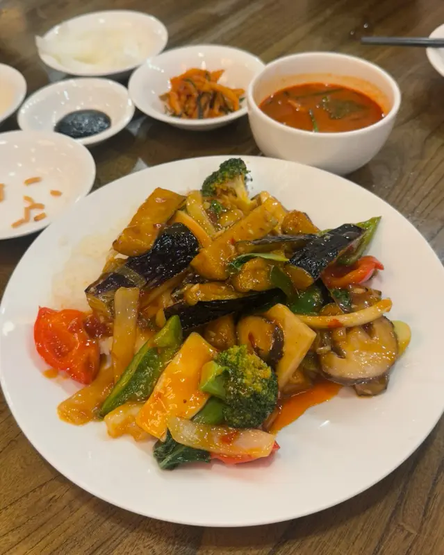 푸짐한 야채와 해산물이 어우러진 요리