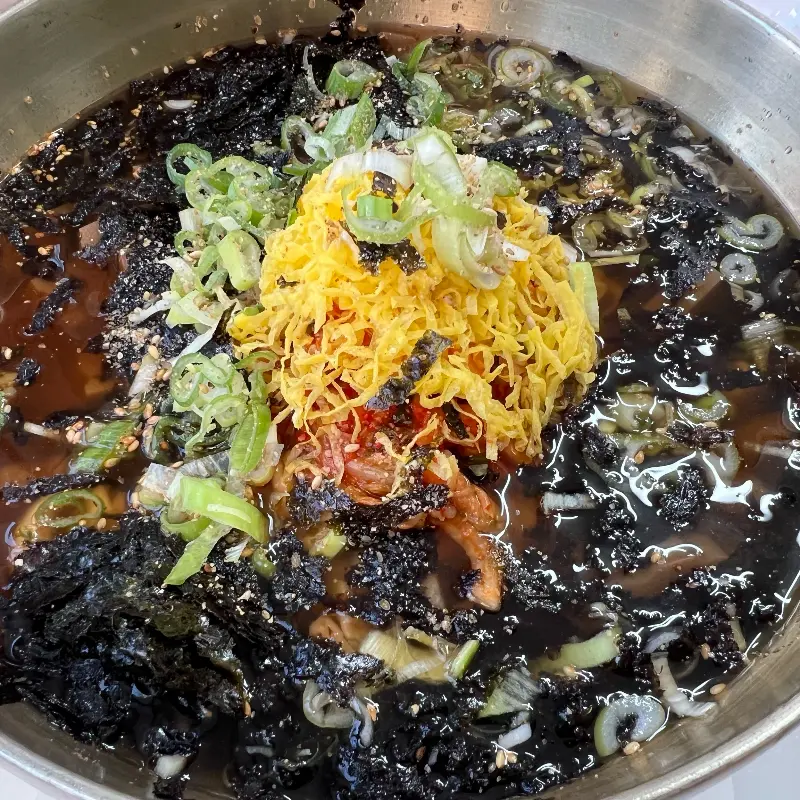 푸짐한 메밀 온국수의 모습