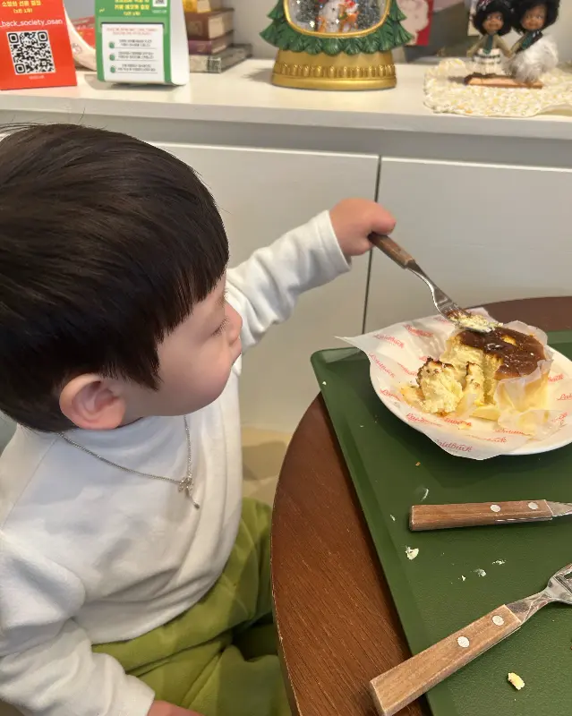 아이와 함께 케이크를 먹는 모습