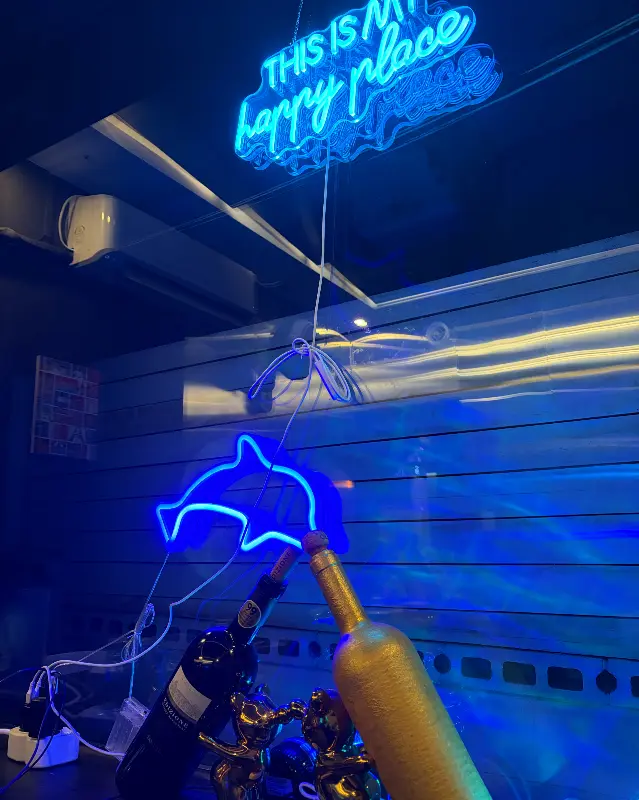 푸른 조명이 비추는 구스토리아 내부