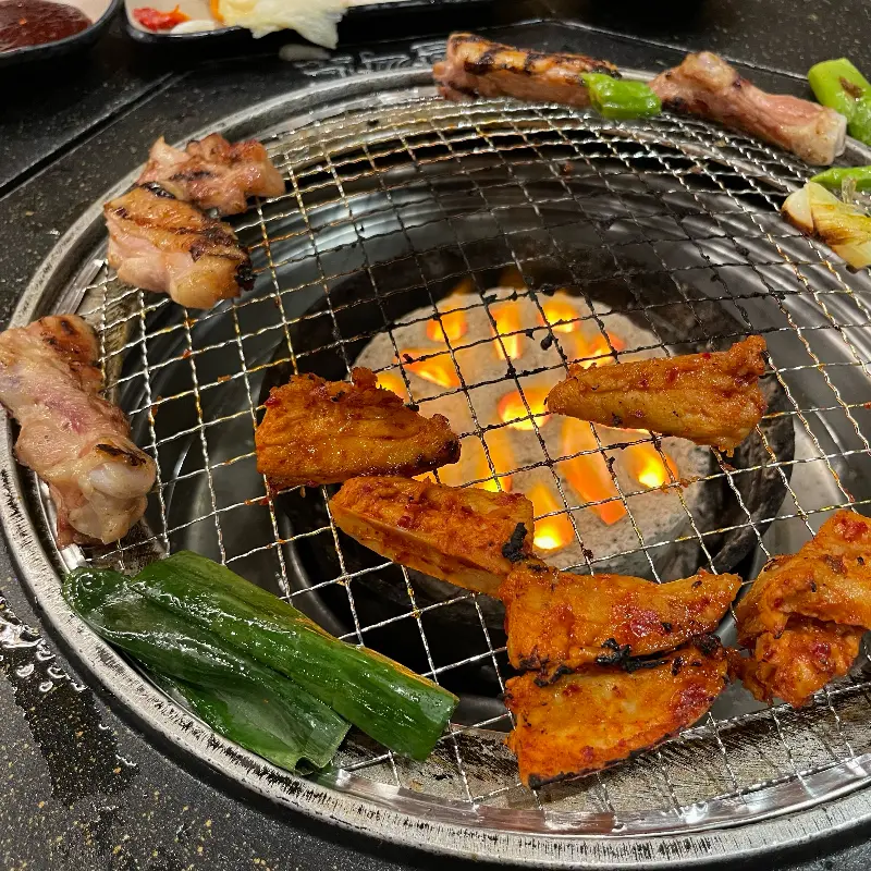 숯불 위에서 구워지는 닭갈비