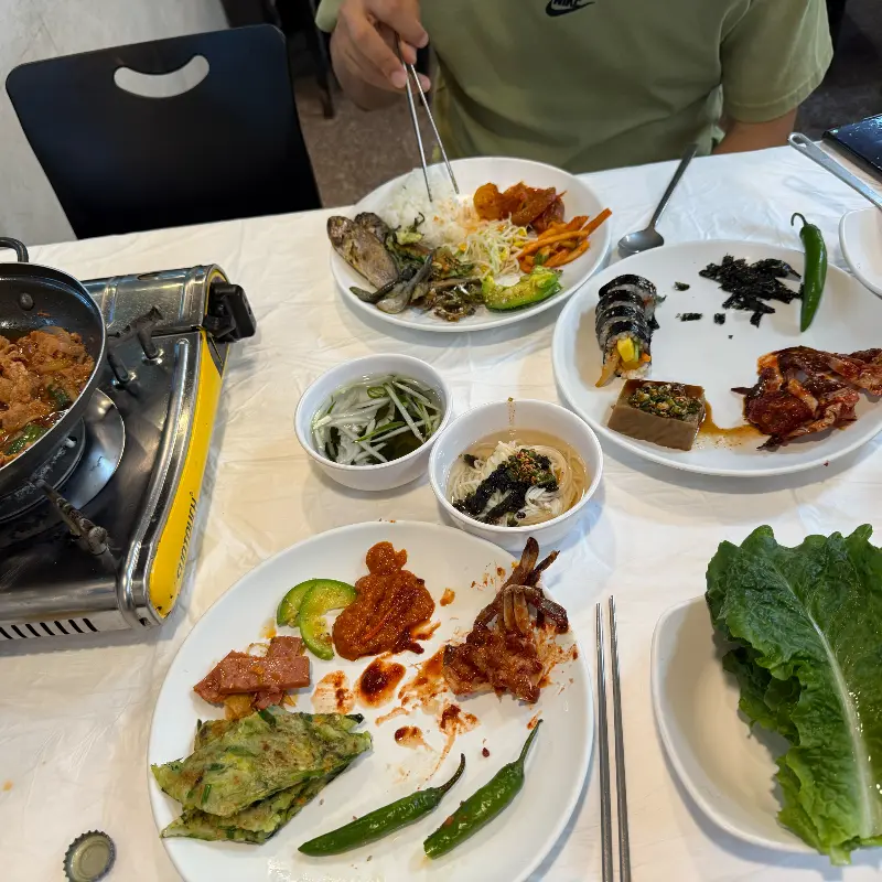 다양한 반찬들로 가득 채워진 밥상