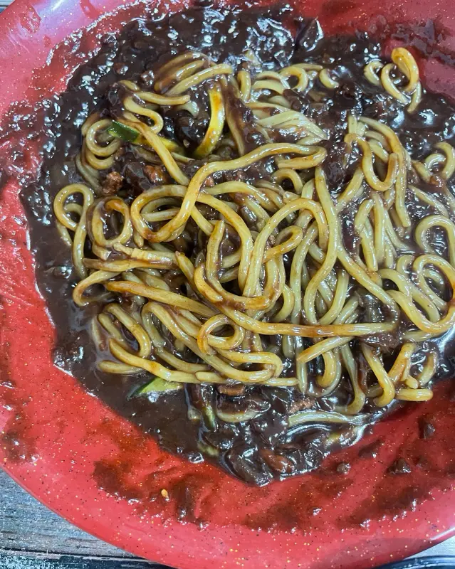 윤기 자르르 흐르는 짜장면