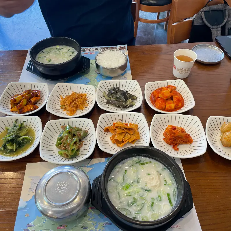 다양한 종류의 정갈한 반찬들