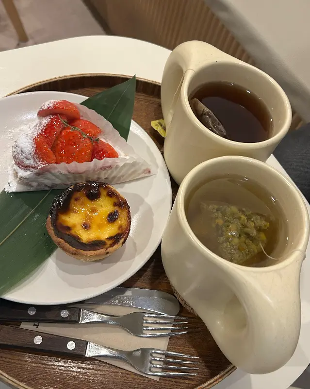 따뜻한 차와 딸기 타르트, 에그 타르트