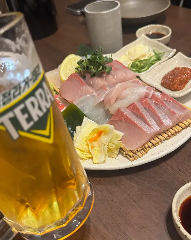 돌산에서 맛있는 회와 맥주 한 잔