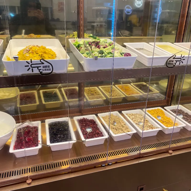 신선한 샐러드바의 모습