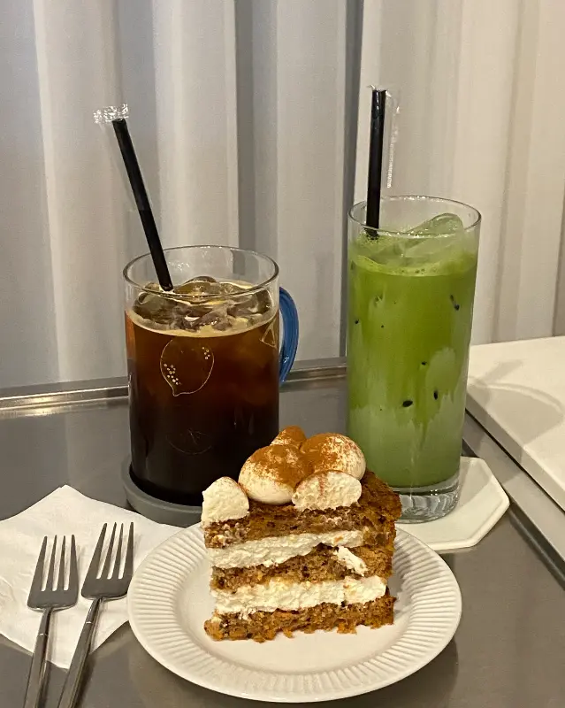 테이블 위에 놓인 당근 케이크와 음료