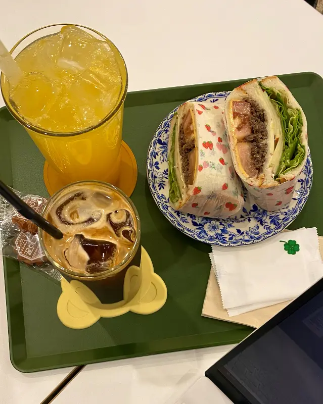 불고기 샌드위치와 아메리카노