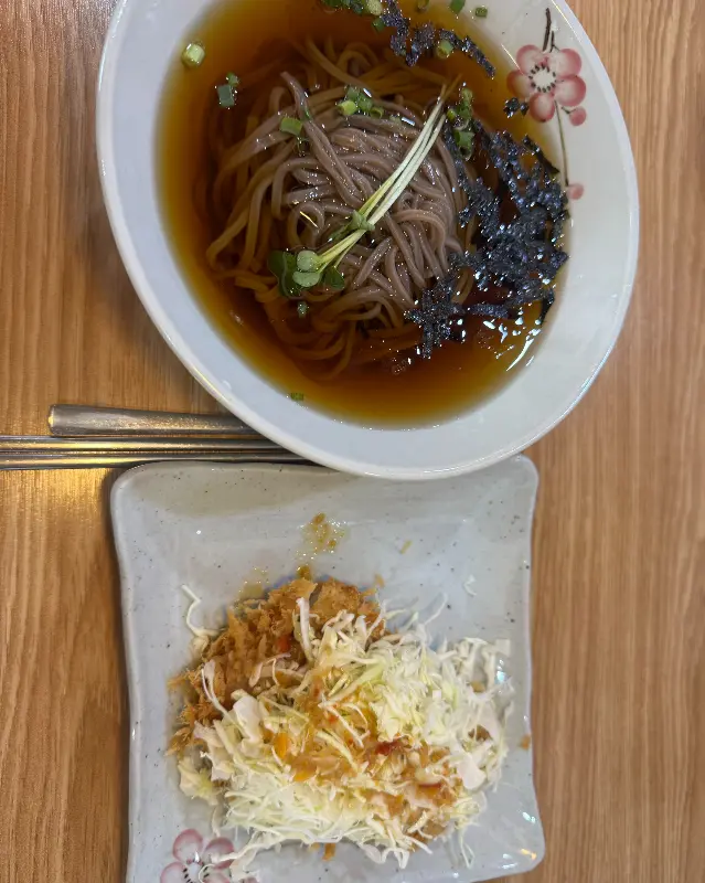 소바와 돈까스 샐러드