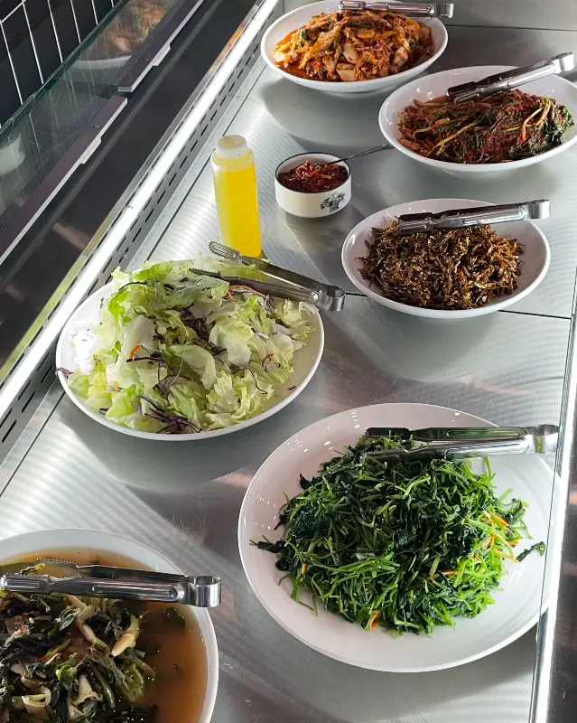 다양한 반찬이 준비된 셀프바