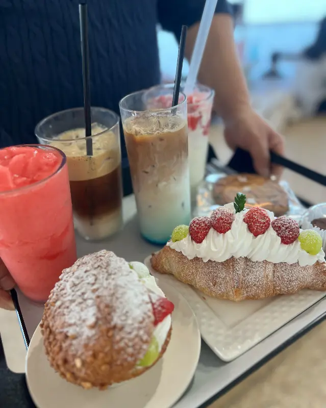 맛있는 음료와 빵