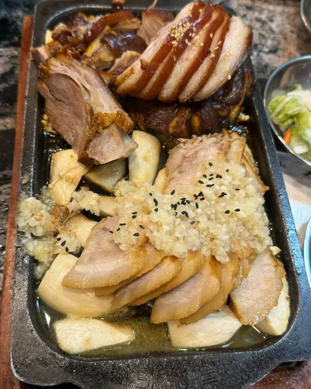 윤기가 흐르는 족발과 촉촉한 보쌈