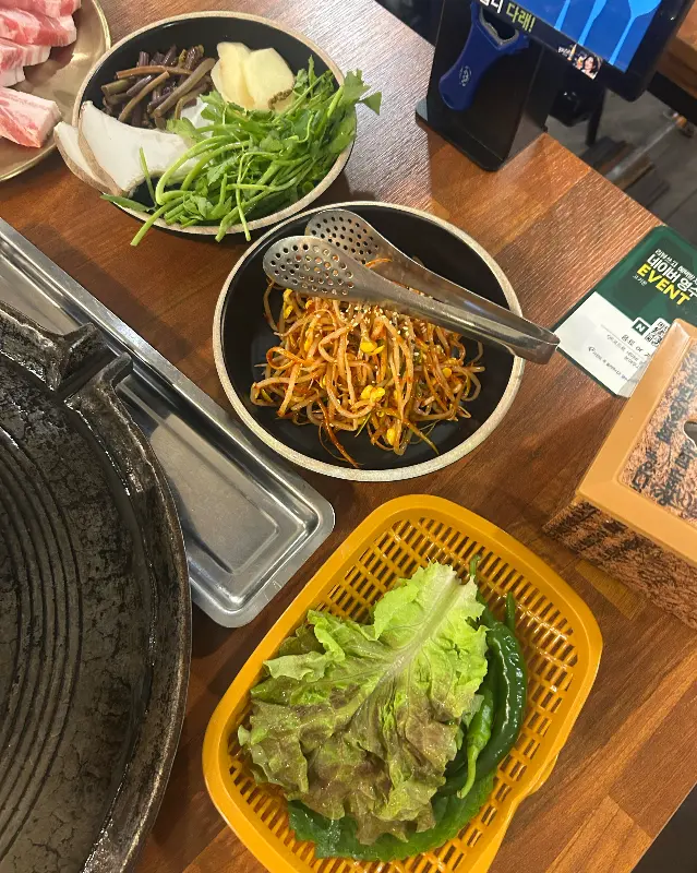 푸짐하게 차려진 밑반찬과 쌈 채소