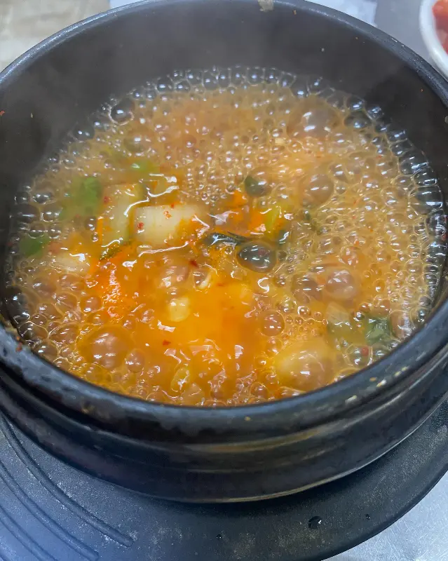뚝배기에 담겨 보글보글 끓고 있는 된장찌개