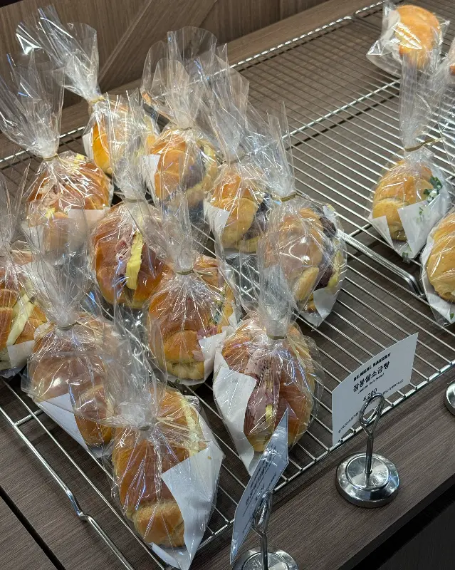 개별 포장된 빵들