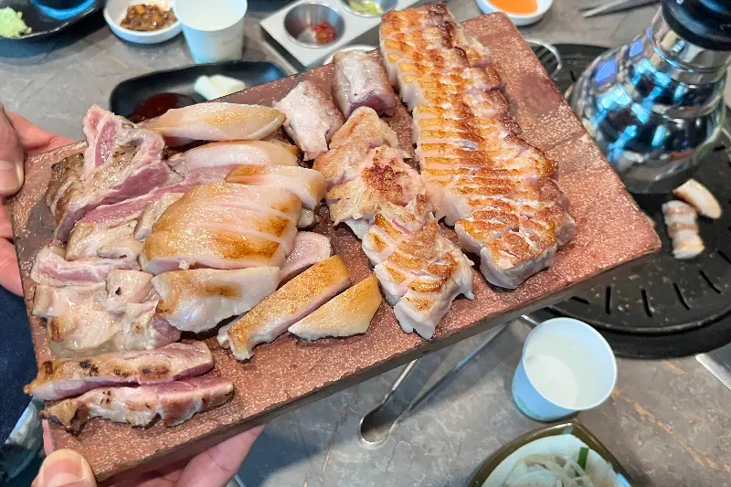 초벌된 숙성 삼겹살과 항정살의 아름다운 자태