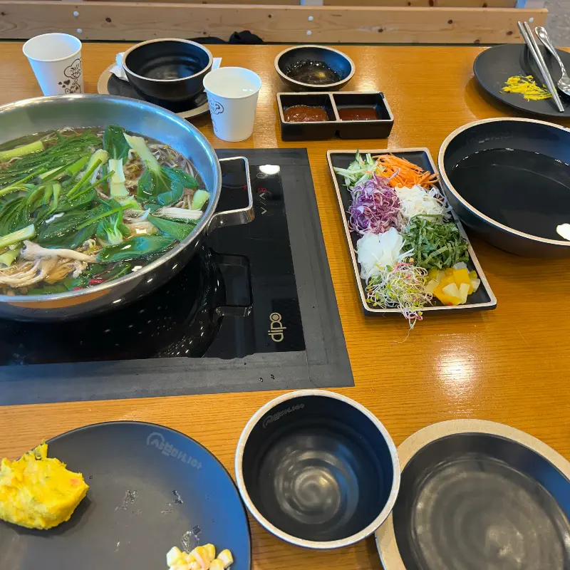푸짐하게 차려진 샤브샤브 한 상 차림