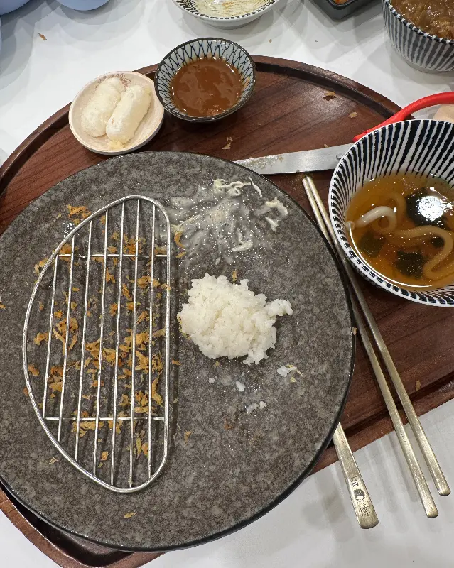 맛있는 식사 후 깨끗하게 비워진 테이블