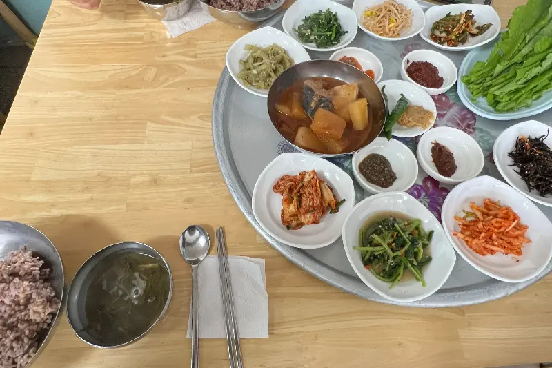푸짐한 보리밥과 다양한 반찬