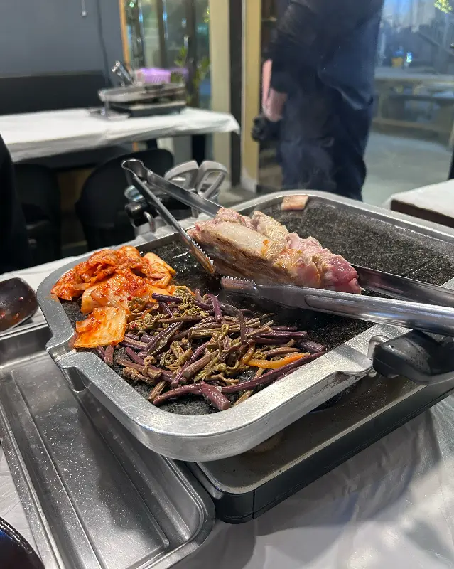 직원분이 고기를 구워주는 모습