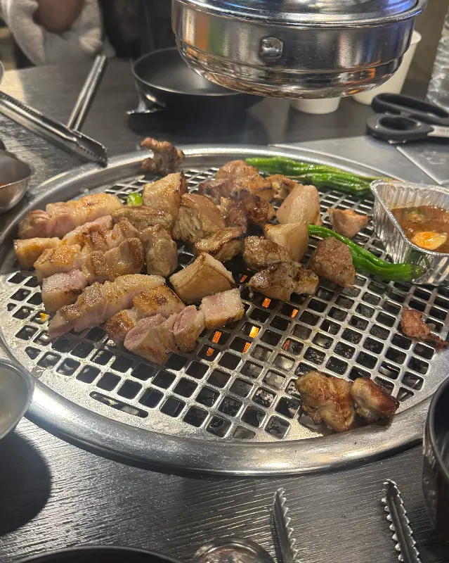 잘 구워진 고기들과 꽈리고추