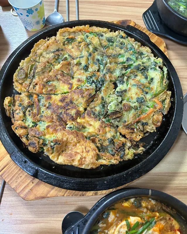 푸짐하게 차려진 다슬기 요리 한상
