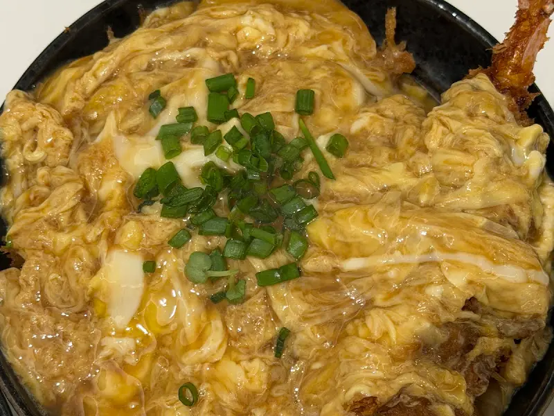 돈까스 위에 계란이 부드럽게 올라간 믹스덮밥