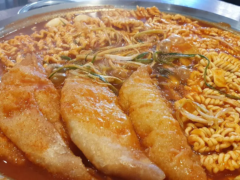 라면 사리가 추가된 즉석 떡볶이