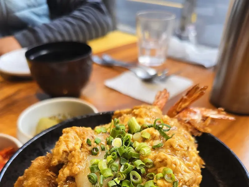 계란과 새우튀김, 돈까츠가 어우러진 믹스덮밥 클로즈업