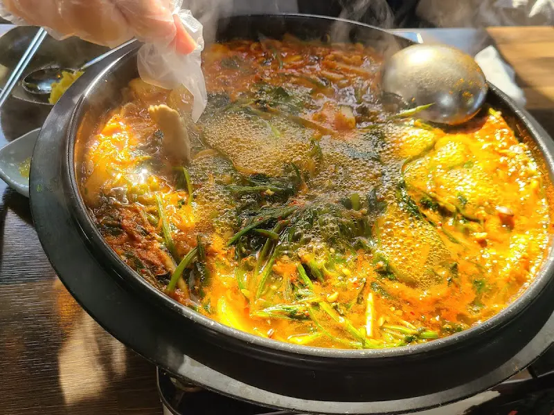 보글보글 끓고 있는 민물새우 매운탕