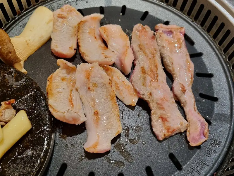 잘 구워진 고기 단면