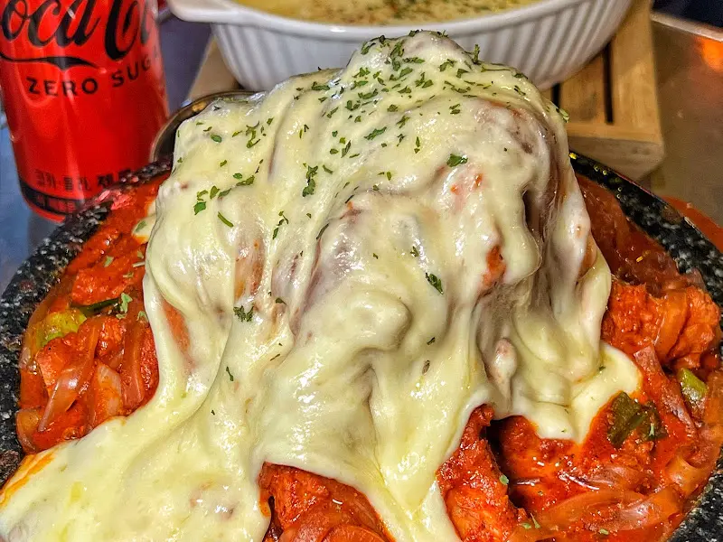 김치와 등갈비, 치즈의 완벽한 조화