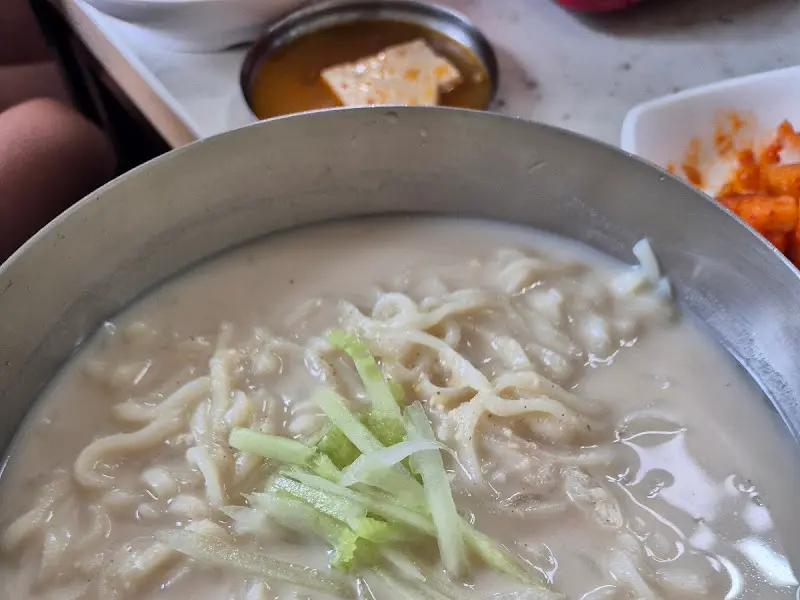 시원한 콩국수