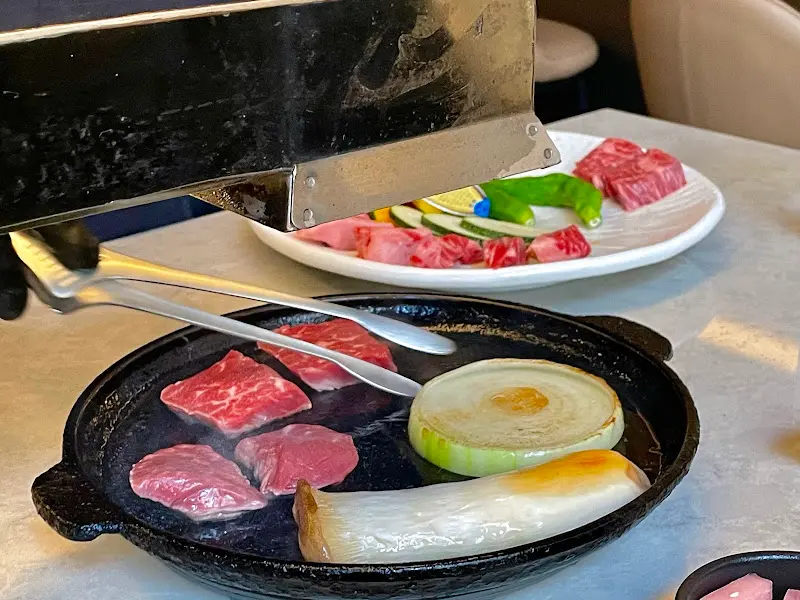 화로 위에서 구워지는 고기와 야채